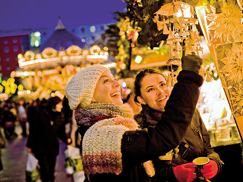 Julmarknadsstämning mellan de välfyllda bodarna i Rostock