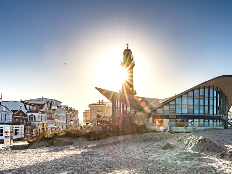 Ta en promenad längs Warnemündes populära strandpromenad; Alter Strom