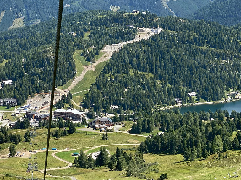 Turracher Höhe er idyllisk som et postkort, og bjergbanen kan I tage kun 50 meter fra hotellet