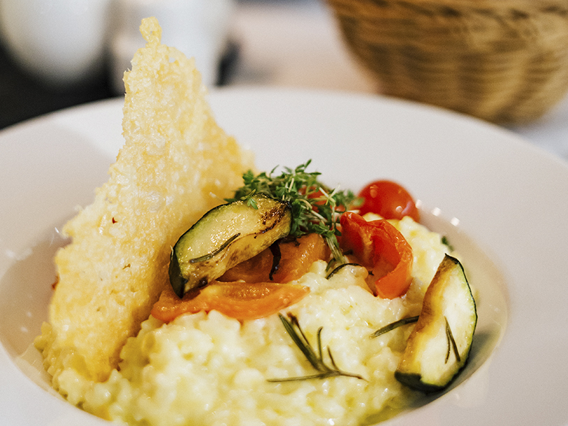 Du kan välja mellan kött-, fisk-, veganska och vegetariska rätter