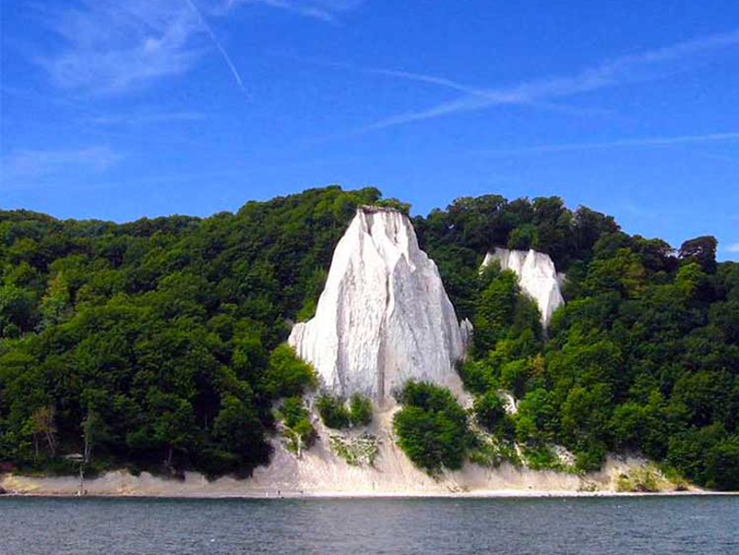 Königsstuhl är den berömda 117 meter höga kritstensklippan som tronar i Rügens nationalpark