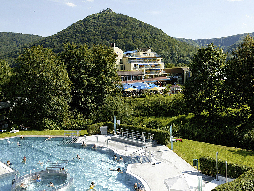 Ditt hotell ligger granne med AlbThermen - och beläget i södra Tysklands vackraste natur
