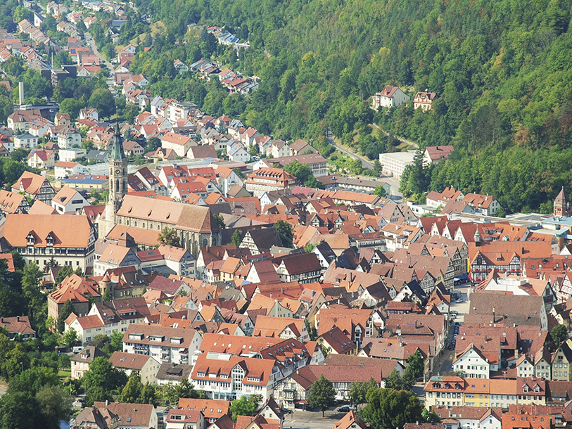 Bad Urach har ett historiskt centrum och ligger vid kanten av Schwäbische Alb
