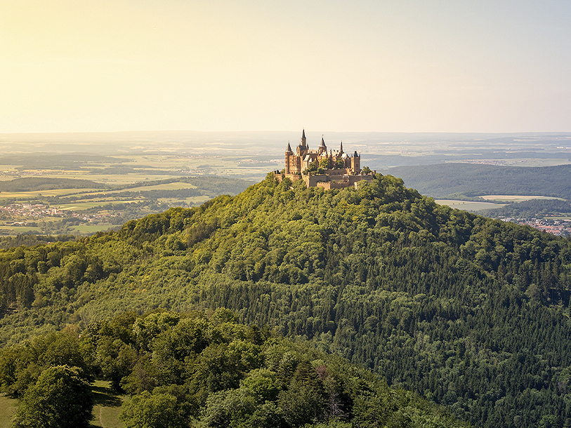 Burg Hohenzollern är som att resa tillbaka i tiden - och panoramat är ojämförligt härifrån