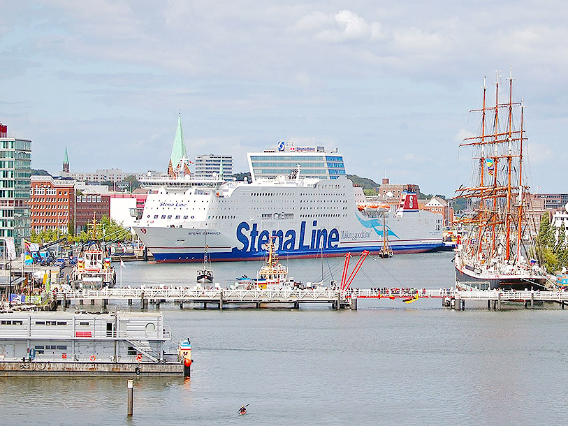 Kiels hamn är ett virrvarr av charmiga segelfartyg, extravaganta kryssningsfartyg och imponerande lastfartyg