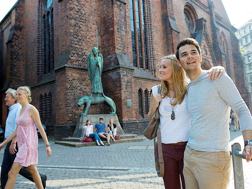 På Alter Markt kan du se den praktfulla St.Nikolaikirche