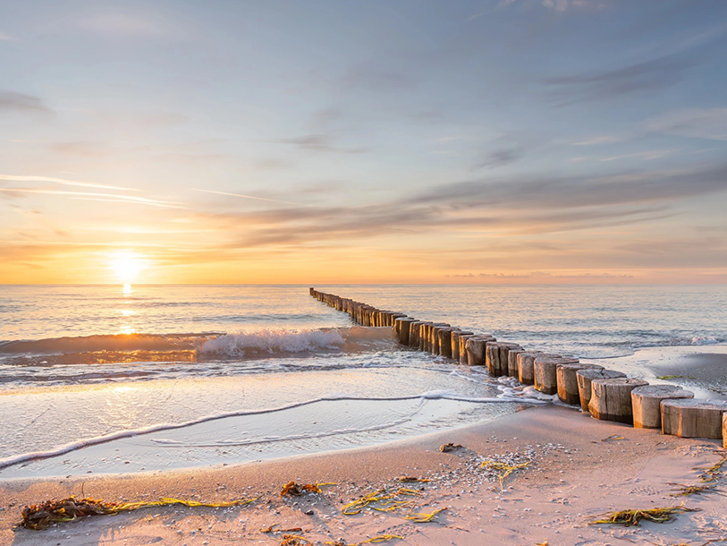 Morgonsol över stranden vid Sellin - en av öns mest populära badorter