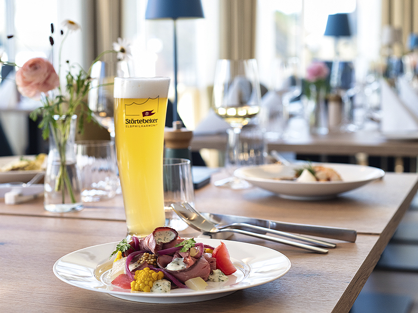När du kommer hem från din utflykt väntar en utsökt middag i hotellets ljusa restaurang