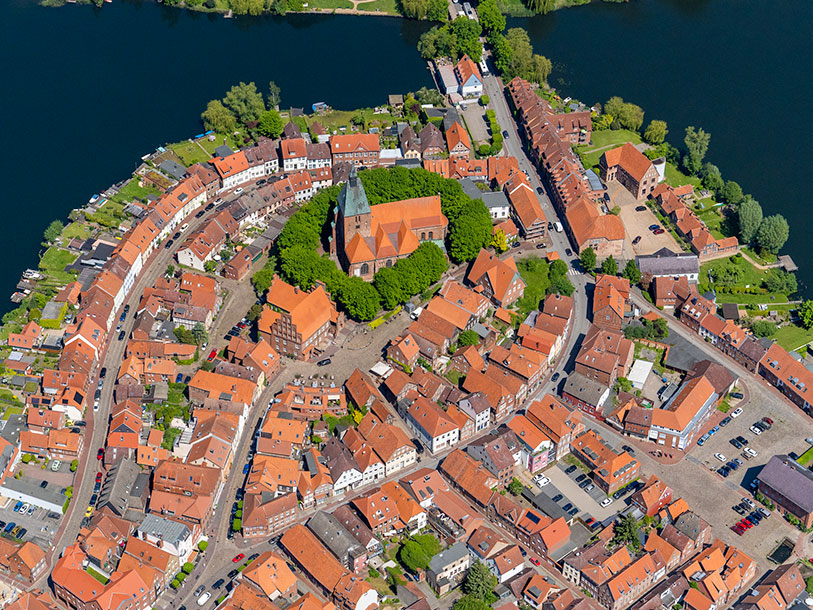Katedralstaden Ratzeburg ligger på en egen ö i sjöriket Schleswig-Holstein