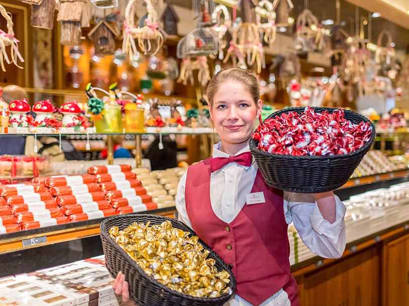Café Niederegger serverar och säljer allt i marsipan - och i alla former