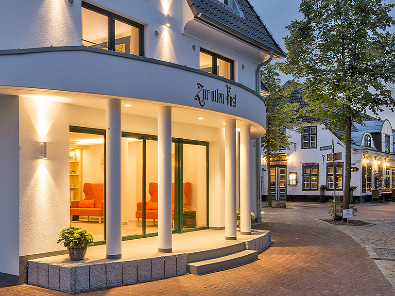 Hotel Zur alten Post är ett modernt stadshotell - men en vacker gammal huvudbyggnad, som kan ses bakom