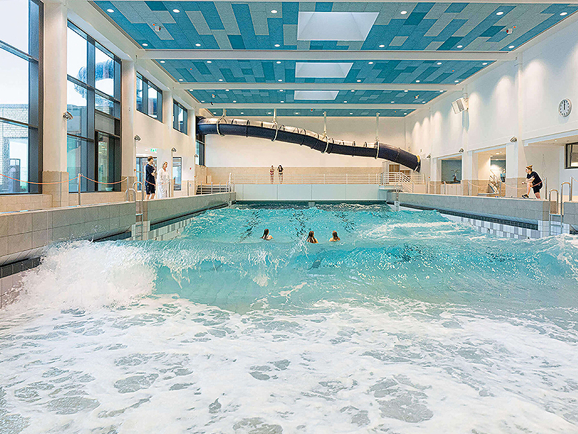Ta en tur ner till havsbadet Meerzeit, där du kan prova på vågbassängen