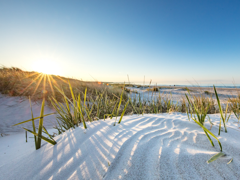 Stranden vid Büsum en populär attraktion när solen tittar fram