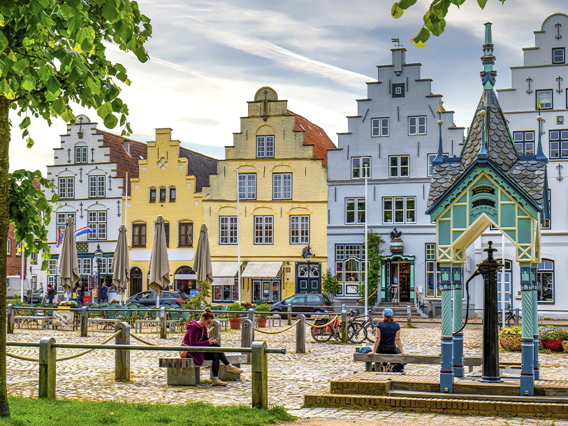 Passa på att göra en utflykt till Friedrichstadt, också känd som "Lilla Amsterdam"