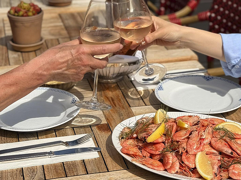 Når vejret er godt, kan I også nyde frokosten på badehotellets hyggelige solterrasse