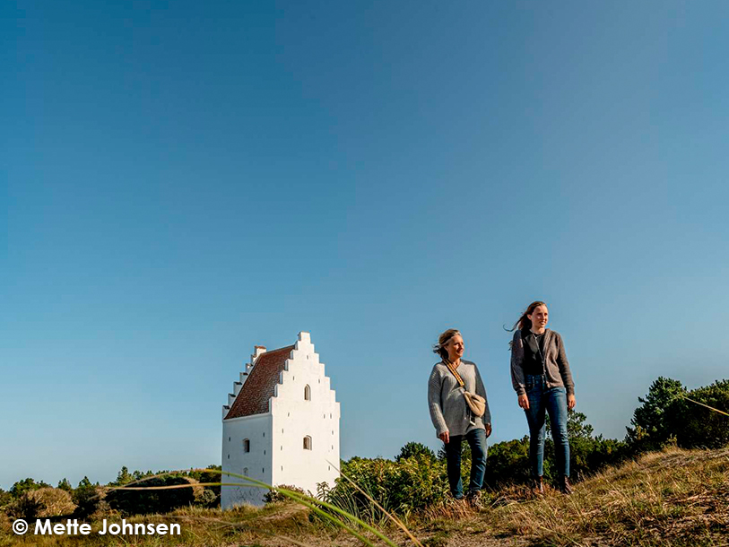Det er også her, I kan besøge Den tilsandede Kirke, der dukker op i klitterne