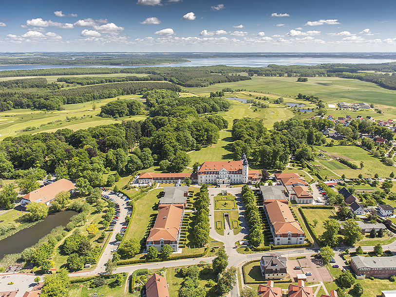 Schloss Fleesensee ligger i en ovanligt vacker miljö i Mecklenburgische Seenplatte