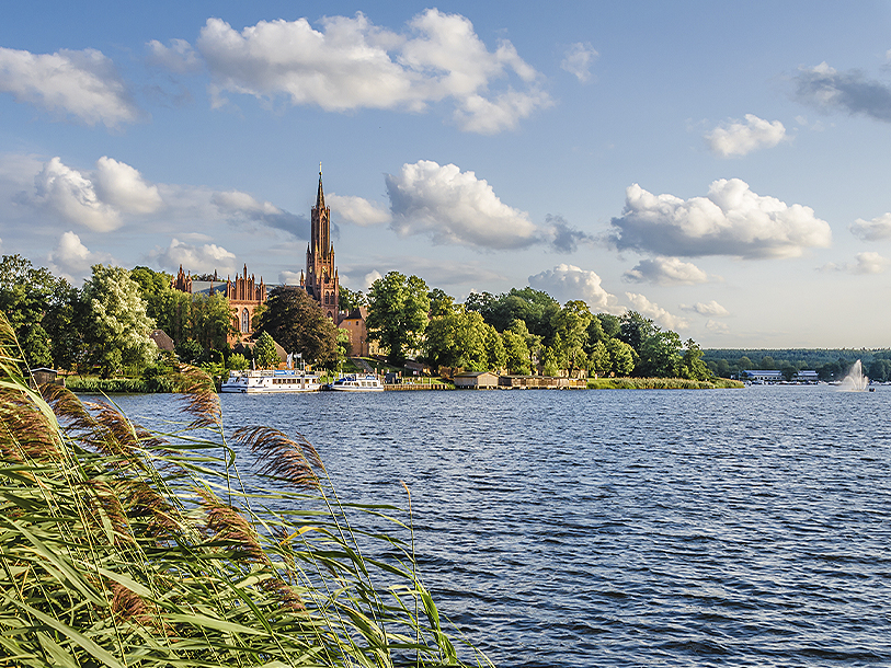 Närmaste stad är Malchow med sitt gamla kloster och utsikt över Fleesensee