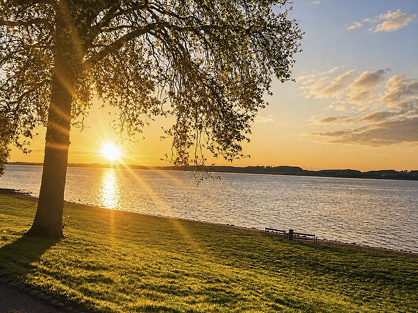 Holbæk Fjord presenterar sig från sin vackraste sida i Strandparken