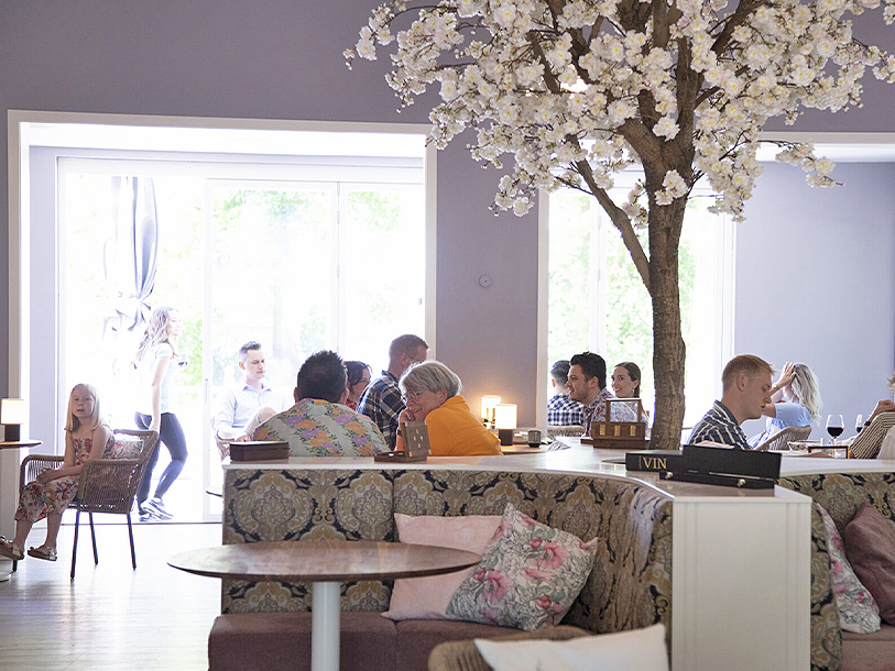 I får serveret alle måltider i hyggelige Restaurant Blossom på Hotel Strandparken