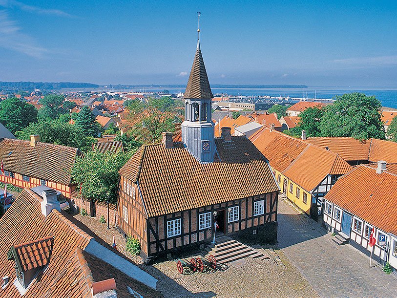 Besök Ebeltoft och se det gamla rådhuset från 1789 som idag är inrett som museum