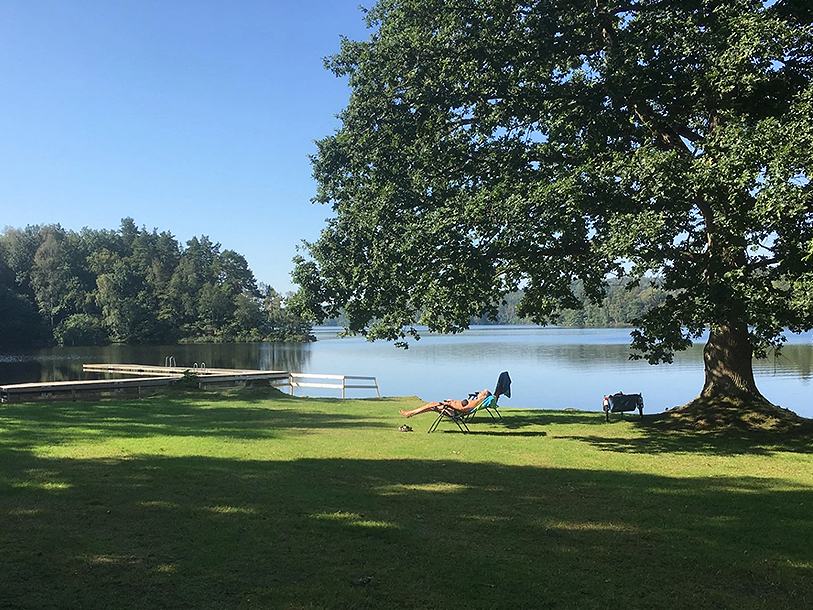 ... over den lyse sommer med badedage under solen...