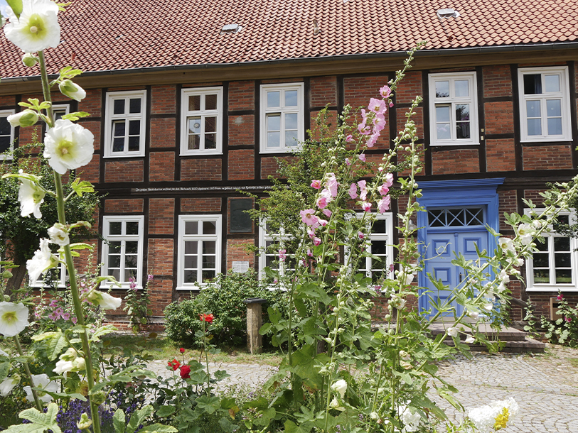 Fra jeres hotel har I kun en kort gåtur ind til Hitzackers hyggelige, gamle bydel