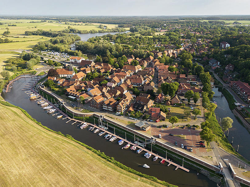 Den gamle bydel i Hitzacker ligger malerisk på en lille ø, hvor floden Jeetzel flyder ud i Elben