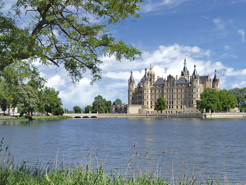 Besøg torneroseslottet i Schwerin, der er en af Nordtysklands største seværdigheder