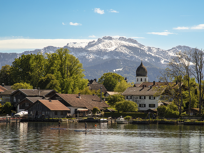 Ditt hotell ligger i den vackra regionen Chiemgau, där sjön Chiemsee är områdets främsta sevärdhet