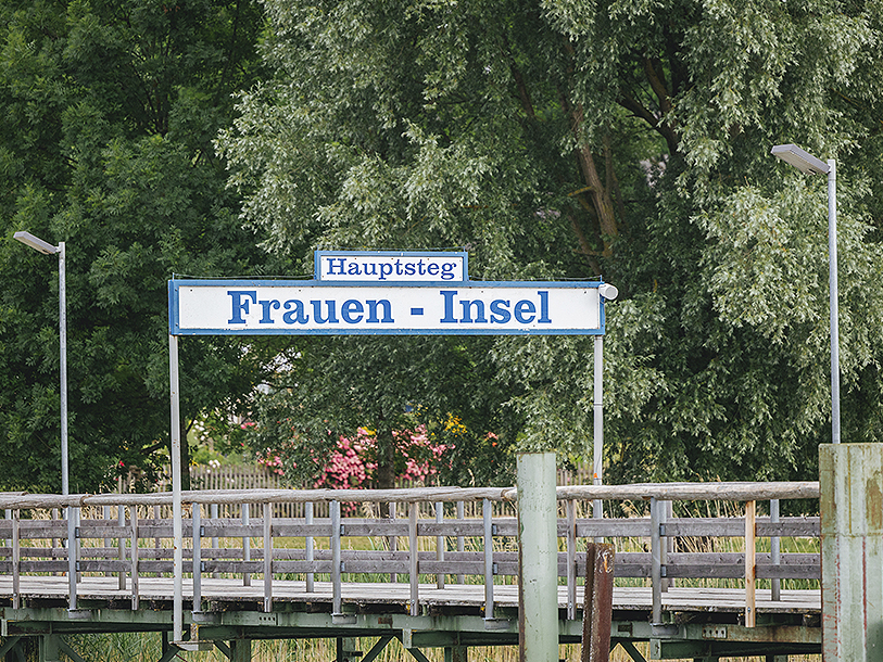 De främsta sevärdheterna är sjöns öar - Herreninsel och Fraueninsel - som kan nås med båt från stranden