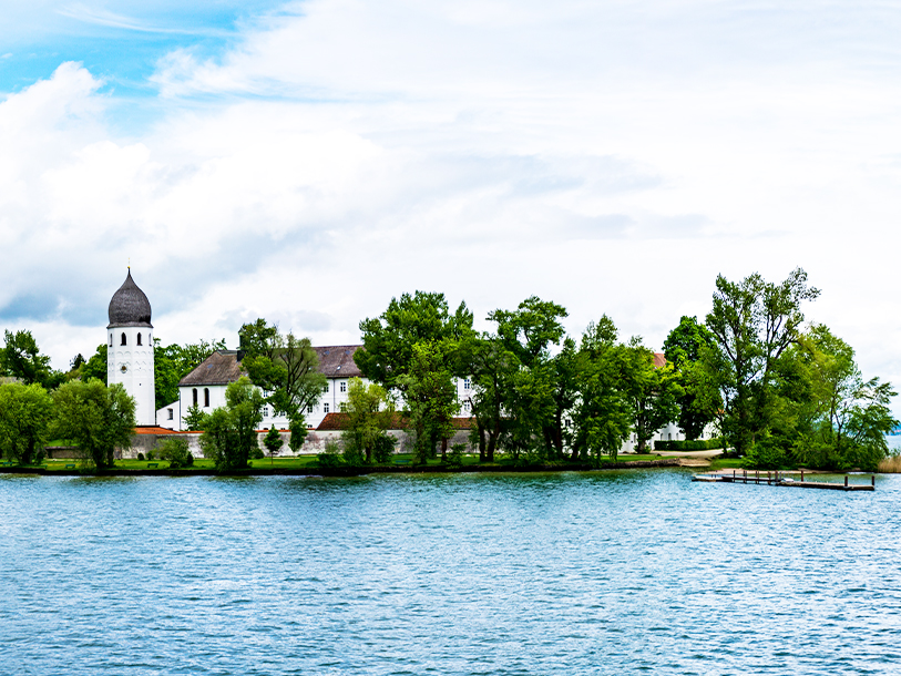 Fraueninsel är hemvist för nunnorna, och det aktiva benediktinerklostret är en stor turistattraktion