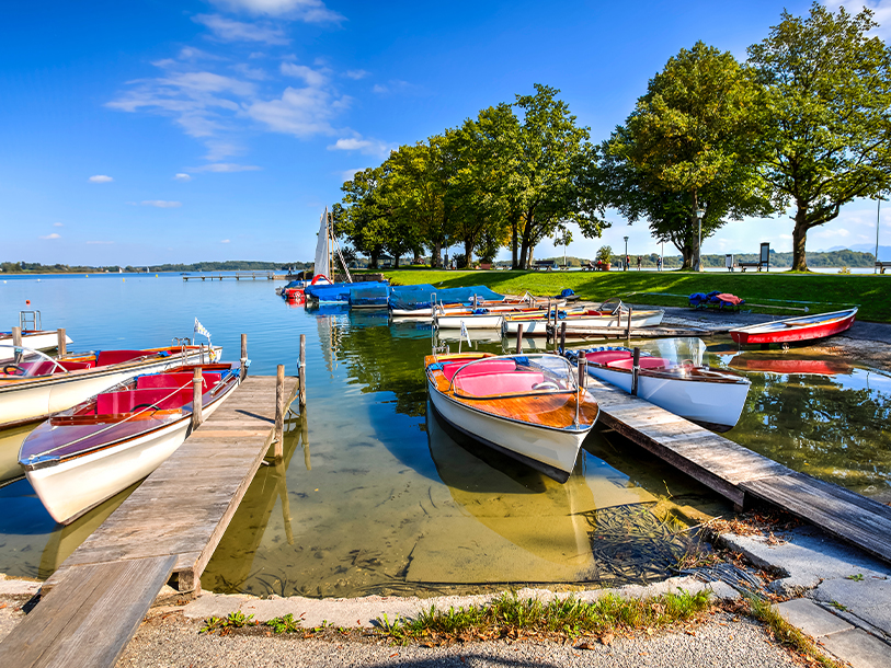 Öarna i Chiemsee har en härlig fiskelägesatmosfär, och du kan smaka på färsk fisk på flera ställen