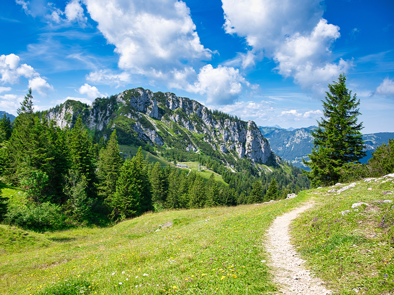 Chiemgau-regionen är perfekt för vandring, och den ikoniska bergskammen Kampenwand väntar på dig