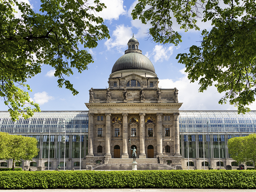 Den bayerska regeringsbyggnaden ligger precis intill den vackra Hofgarten - en fantastisk upplevelse