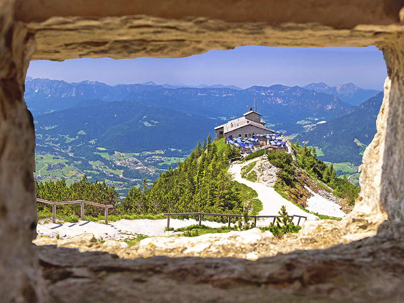På en utflykt i de bayerska alperna kan du ta dig till Kehlsteinhaus, mer känt som Hitlers "Örnnäste"