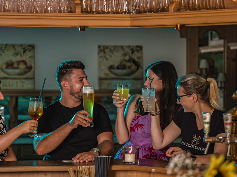Nyd et glas vin eller en drink i den hyggelige hotelbar