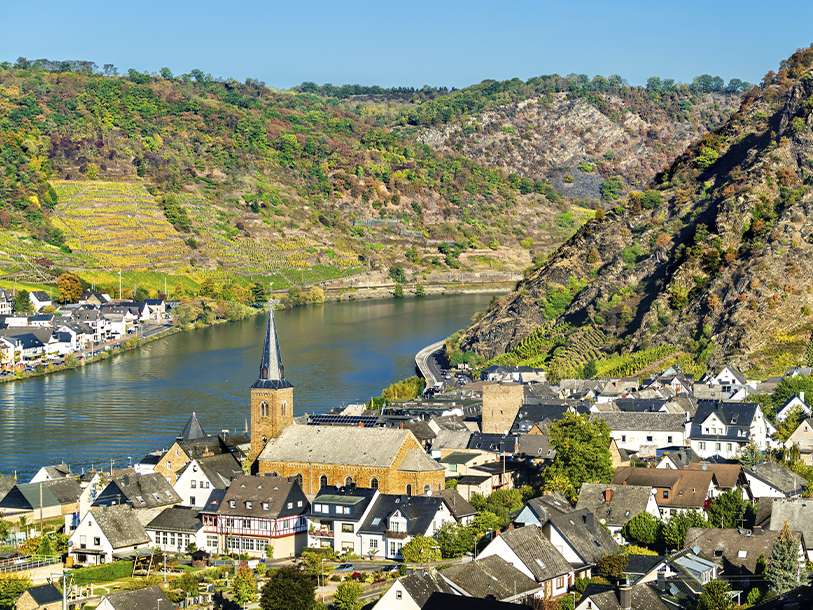 Den lilla staden Alken är känd för sitt läge vid den största vingårdsterrassen längs Mosel