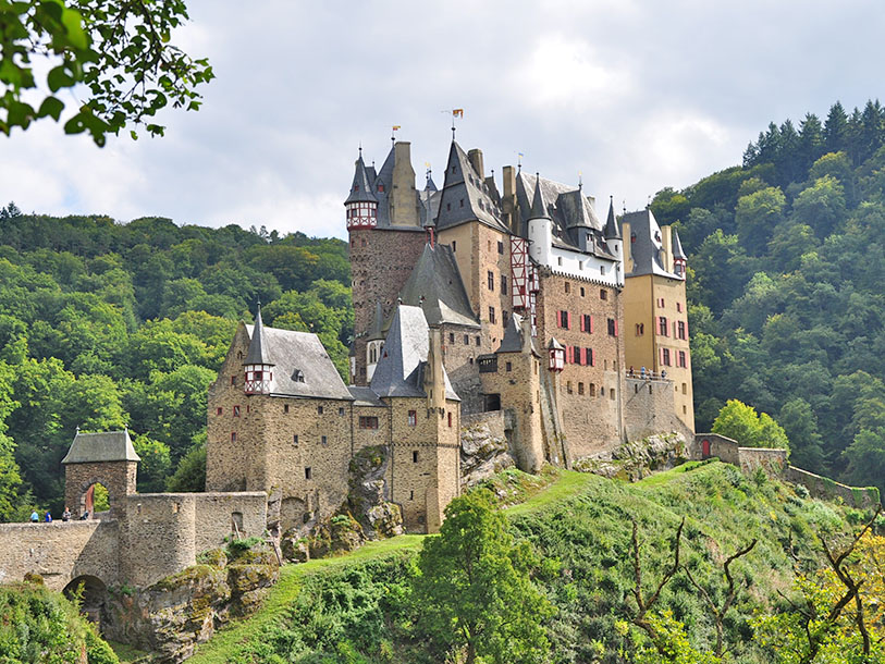 Ett av de mest kända slotten längs Mosel är Burg Eltz som ligger nära ditt hotell