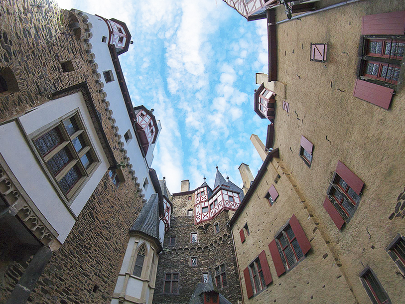 Den gamla borggården vid Burg Eltz känns som att resa tillbaka i tiden