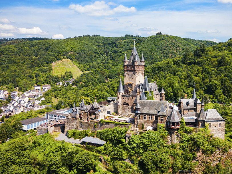 Här tronar den mäktiga borgen Reichsburg Cochem över medeltidsstaden
