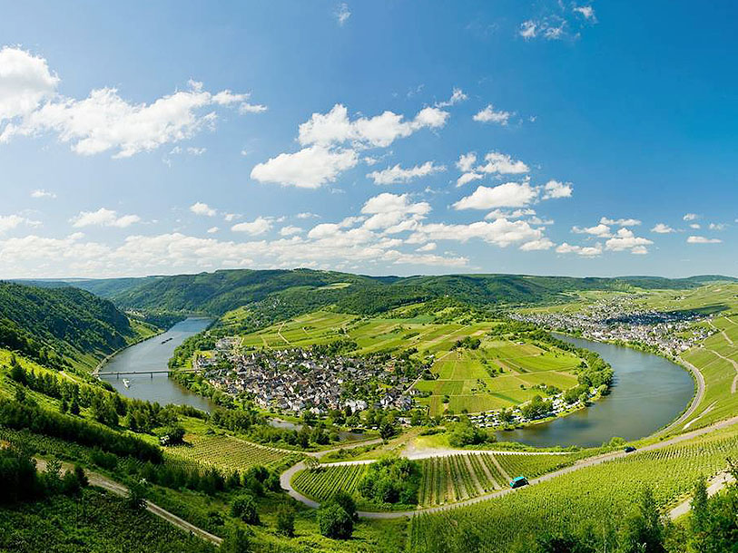 På vissa ställen gör Mosel en rejäl sväng i landskapet - som här vid Bremm