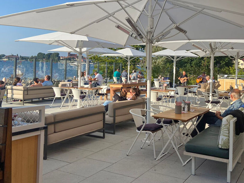Resortets solterrasse ved søbredden er åben året rundt - om vinteren ligger her bare flere tæpper!