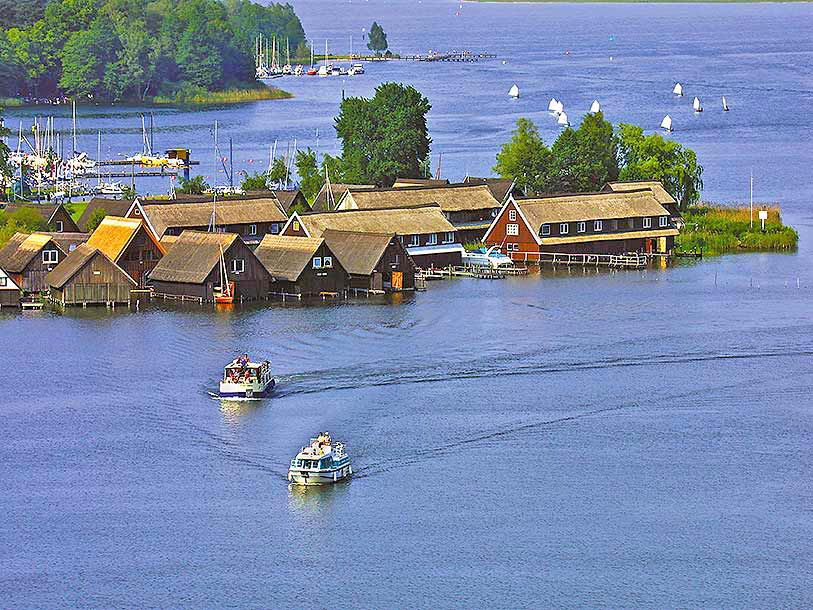 Den lille middelalderby Röbel har flere af de oprindelige, gamle bådhuse at fremvise