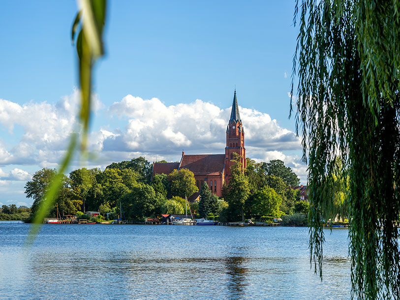 Röbel ligger idyllisk ved bredden af Müritz See med to imponerende gotiske kirketårne som vartegn