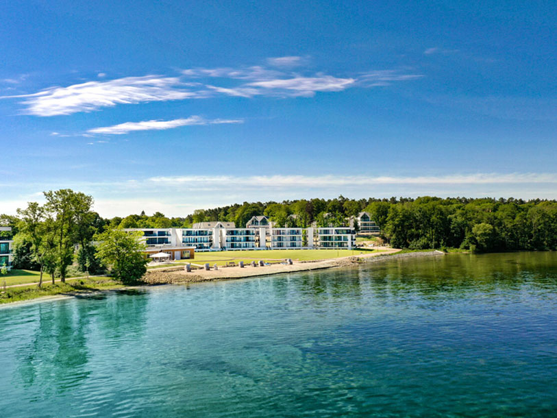Det nyopførste luksusresort ligger smukt ved søbredden midt i Müritz Nationalpark