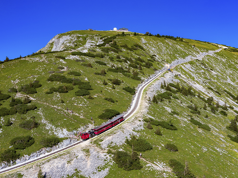 Prøv Østrigs stejleste tandhjulsbane, SchafbergBahn, der har fragtet vandrere til toppen siden 1893