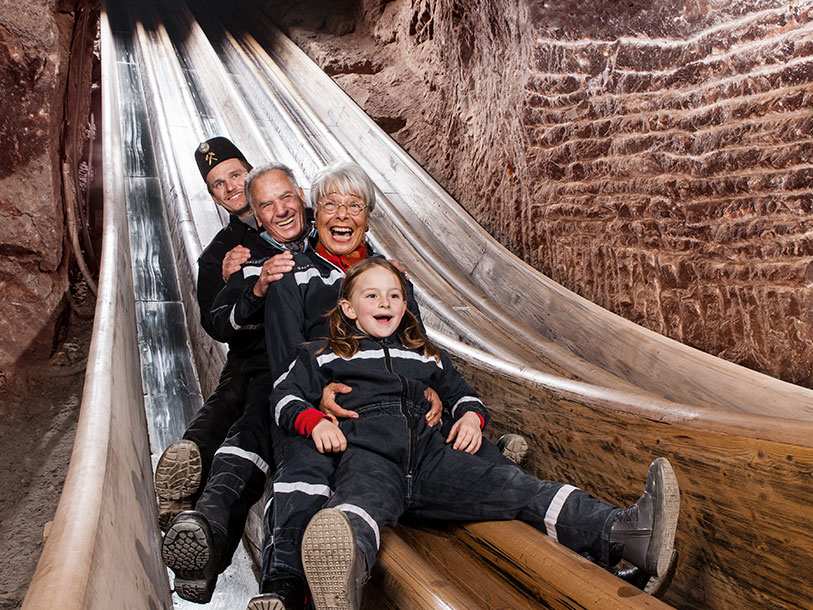 Glæd jer f.eks. til at rejse ind i bjerget og byens historiske saltmine - Salzbergwerk Berchtesgaden