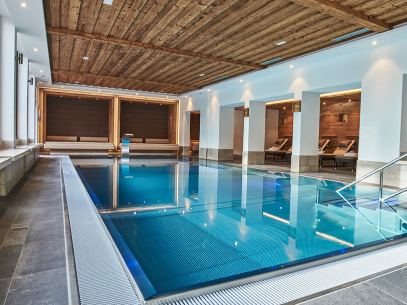 Ungerne vil helt sikkert sætte pris på at kunne boltre sig i hotellets pool efter dagens oplevelser