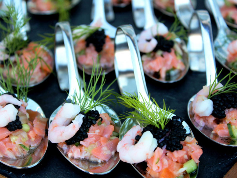 Lad jer friste af nytårsaftenens gallabuffet, og nyd en aften, hvor I bare skal sætte jer til bords